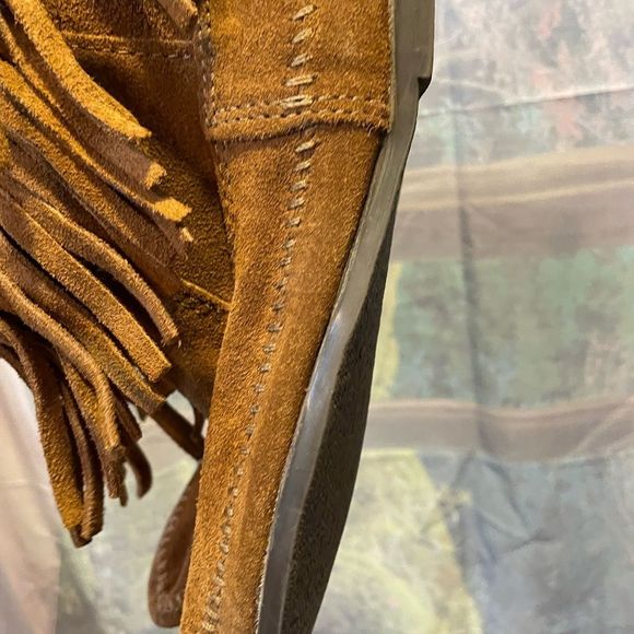 Minnetonka size 7 Three Tiered Fringe Boots - Picture 7 of 16